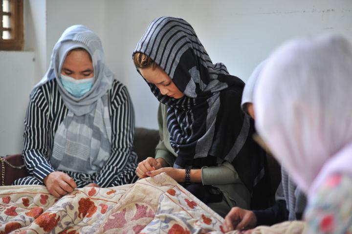 Femmes afghanes en train de broder