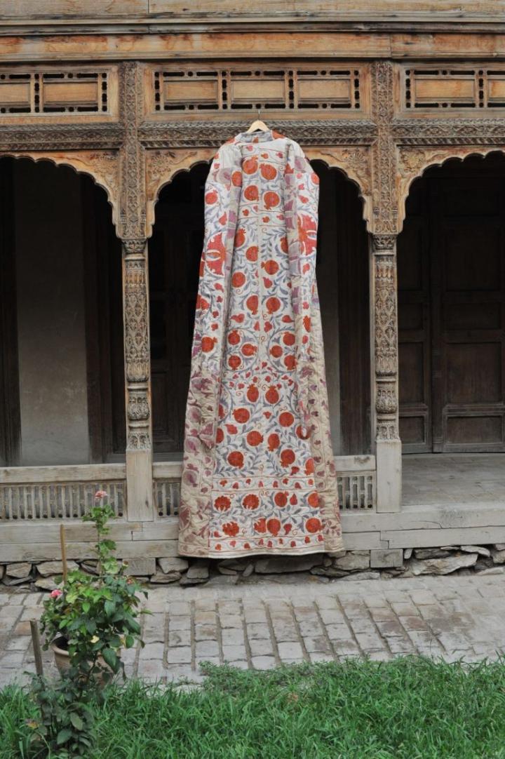 Image d'un manteau traditionnel afghan à décor de grenades