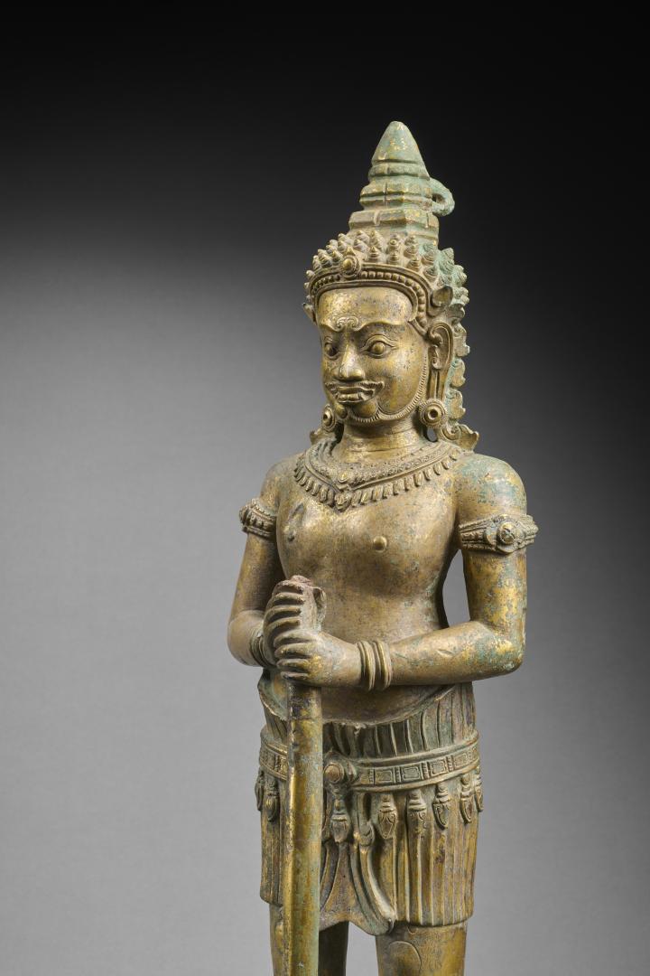 Gardien de porte (dvarapala), art khmer, époque angkorienne, fin 12e – 13e siècle, provenance exacte inconnue, Cambodge ou pays voisins ( ?), bronze doré.