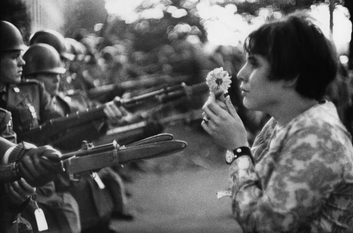 La Jeune fille à la fleur, Manifestation contre la guerre au Vietnam, Washington, Etats-Unis, 1967