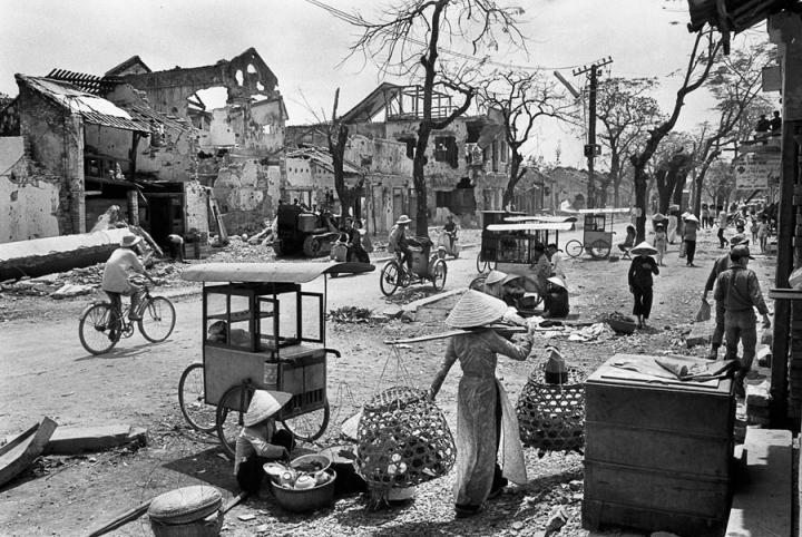 Hué, Dans la rue principale de la citadelle, Sud Vietnam, 1968, Marc Riboud