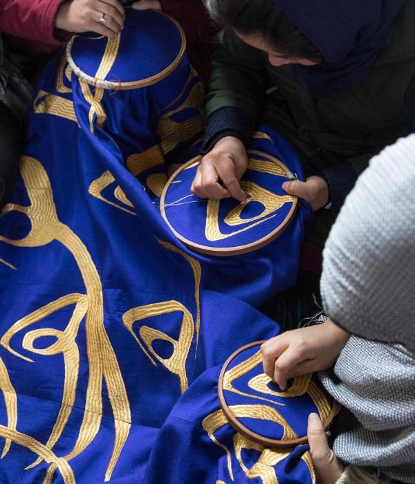 Image d'un manteau afghan en train d'être cousu